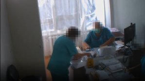 Итоги обысков у двух сотрудников Центра здоровья Комрата: их подозревают в торговле метадоном и медсправками (ВИДЕО)