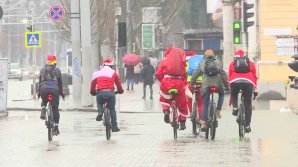 Деды Морозы на велосипеде поздравляют детей: волонтеры организовали благотворительный марафон