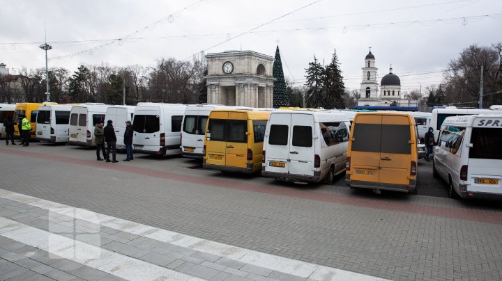 Новый протест транспортников: маршрутки заполнили центр столицы