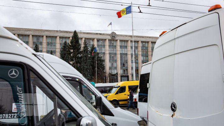 Новый протест транспортников: маршрутки заполнили центр столицы