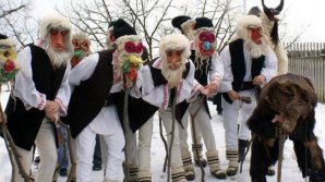 Старинные традиции: колядовщики обходят дома с добрыми пожеланиями