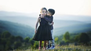 Любовь с первого взгляда: в Кишиневе два малыша познакомились с троллейбусе