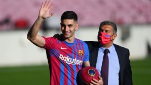 "Барселона"  официально представила Феррана Торреса 