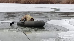Родился в рубашке: Молодой рыбак не пострадал, провалившись под лёд на озере Гидигич в Ватре