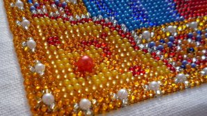 Любовь к прекрасному и умение совмещать несколько дел: история учительницы из Бозиен, которая вышивает картины бисером