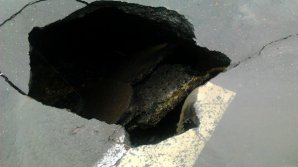 На Бэнулеску-Бодони обрушился асфальт: общественный транспорт перенаправлен