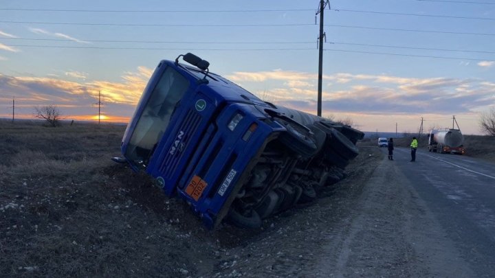 В Тараклийском районе перевернулась автоцистерна с горючим (ФОТО)