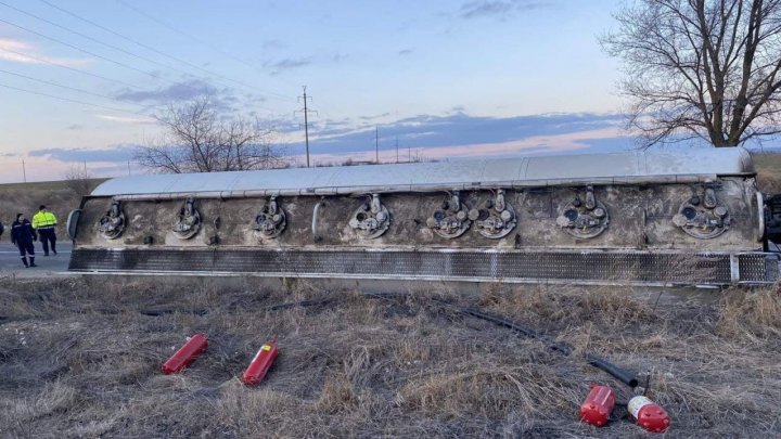 В Тараклийском районе перевернулась автоцистерна с горючим (ФОТО)