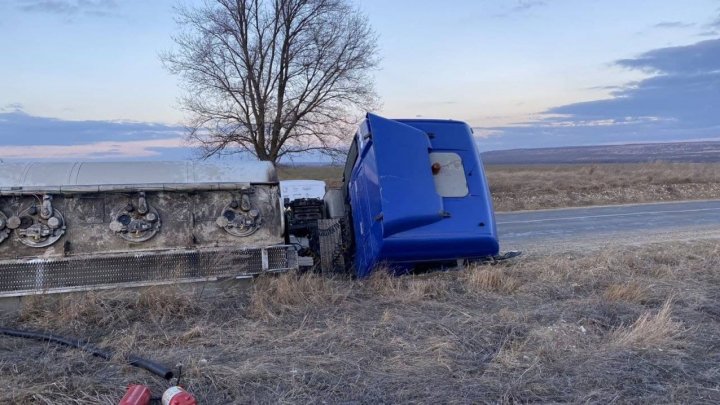 В Тараклийском районе перевернулась автоцистерна с горючим (ФОТО)