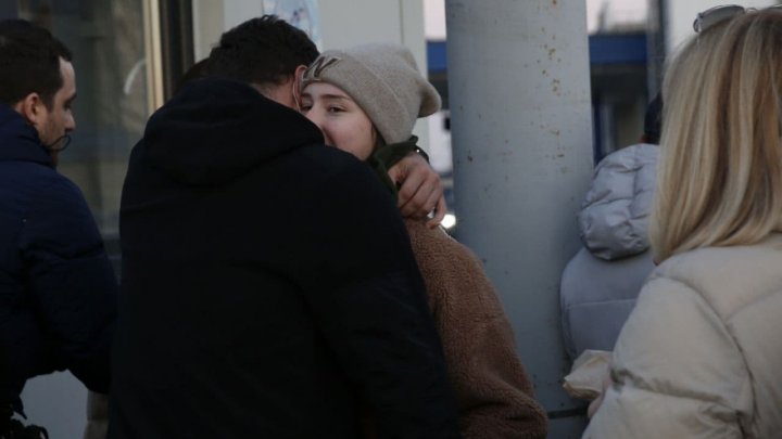 Страна, полная слез и отчаяния: мужчины провожают родных до границы и возвращаются, сражаться за родину