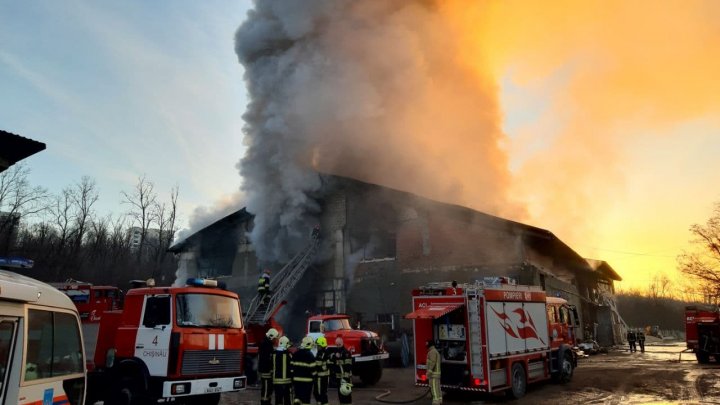 Пожар в столице: на Петриканской вспыхнул склад, огонь тушили 65 спасателей (ФОТО, ВИДЕО)