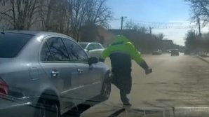 В Комрате водитель легковушки наехал на патрульного полицейского и сбежал (ВИДЕО)