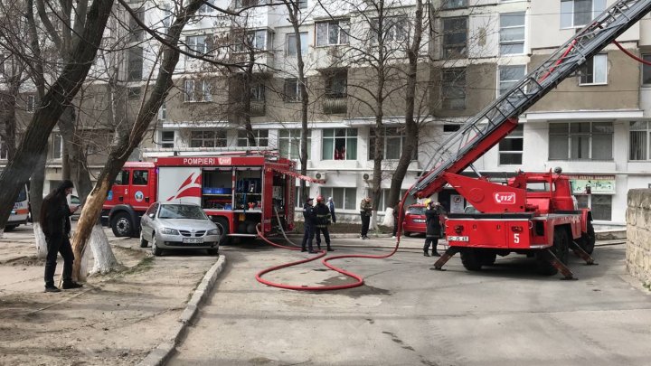 Подробности пожара в доме на Рышкановке: один человек в больнице, жильцы нескольких квартир эвакуированы