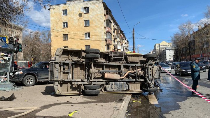 ДТП с участием неотложки и джипа в Твери: машины вылетели на тротуар, есть погибшие (ФОТО, ВИДЕО)