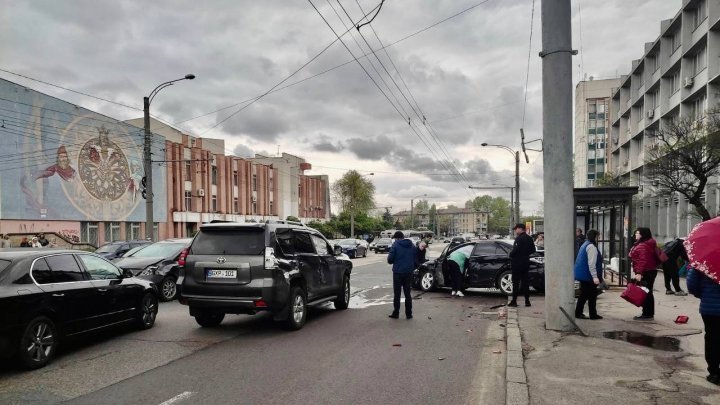 На столичном проспекте Дечебал столкнулись три машины, одна из них отлетела в остановку