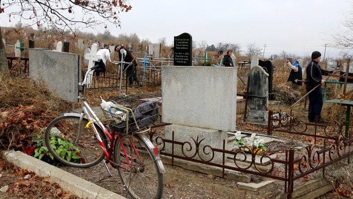 Подготовка к Радонице: люди наводят порядок на могилах родных и близких