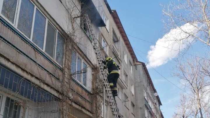 В  одном из многоэтажных домов Оргеева вспыхнул пожар, спасатели эвакуировали жильцов