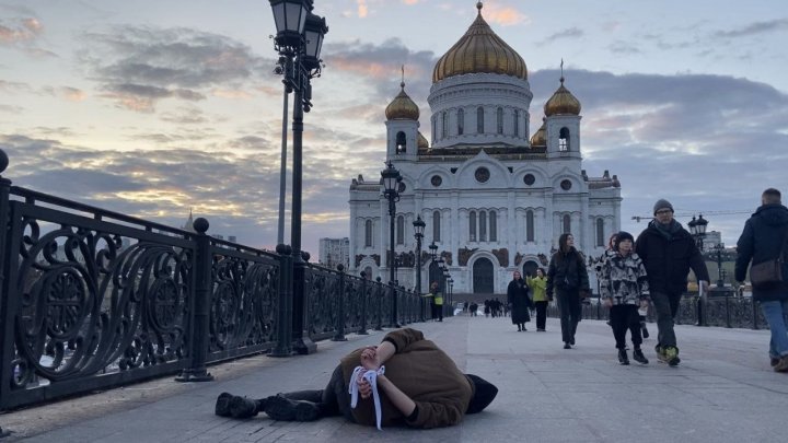 Активист из Москвы провел одиночный протест в центре города против бойни в Буче