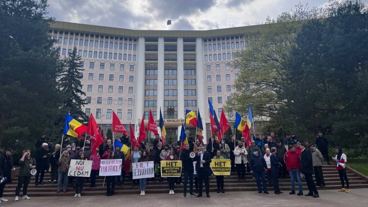 Сторонники ПСРМ провели акцию протеста у парламента в поддержку Раду Мудряка