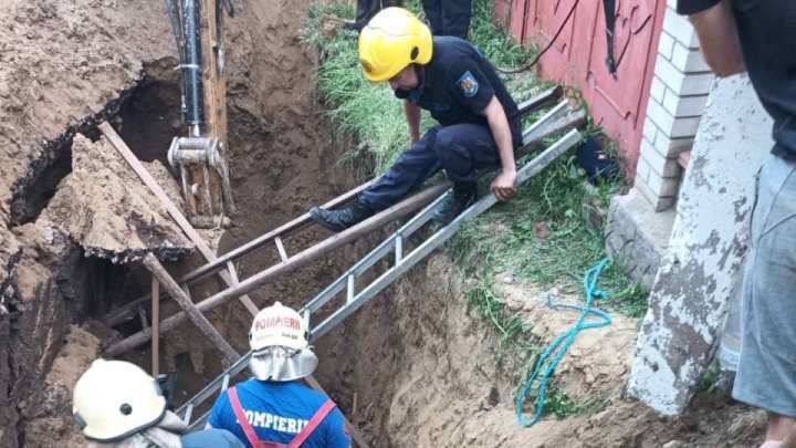 В Сынджере спасатели помогли двум мужчинам выбраться из-под земли (ФОТО, ВИДЕО)