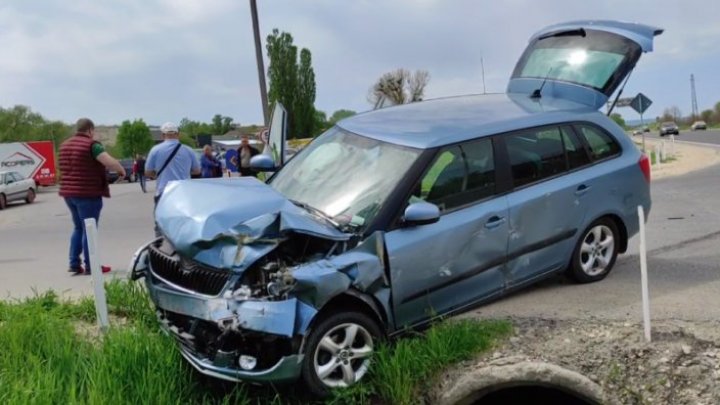 ДТП на трассе в районе Стрэшень: Водитель выехал на встречную полосу и врезался в другой автомобиль (ВИДЕО)