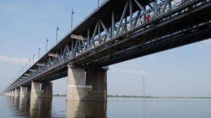 На юге Молдовы начали строить наплавной мост над Прутом