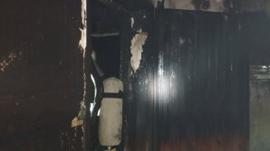 Сильный пожар в одной из столичных квартир: хозяина эвакуировали до приезда спасателей (ФОТО)