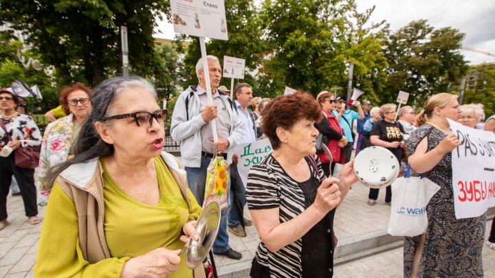 "Марш пустых кастрюль": в центре столицы прошел флешмоб, организованный ПКРМ и Партией ШОР (ФОТО)