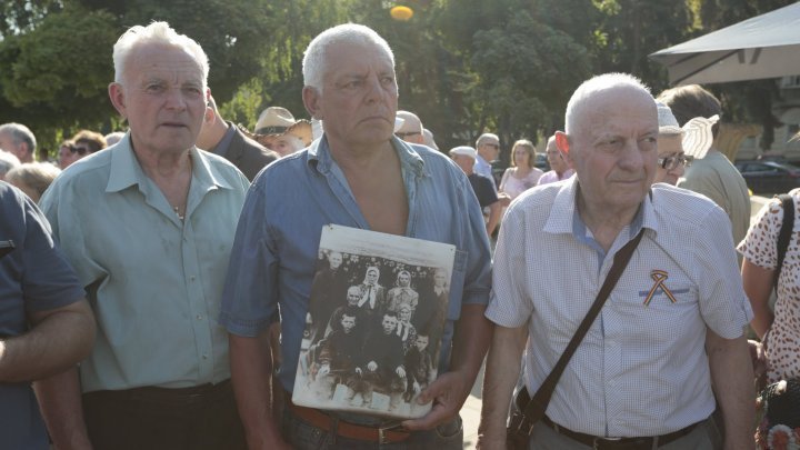 73 годовщина второй волны сталинских депортаций: к памятнику "Поезд боли" пришли десятки людей (ФОТО)