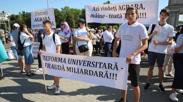 "Реформа - да, поглощение - нет": студенты и преподаватели Аграрного университета вышли на протест перед правительством