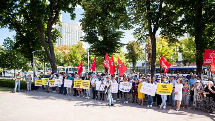 Десятки членов и сторонников Партии социалистов устроили протест перед зданием парламента