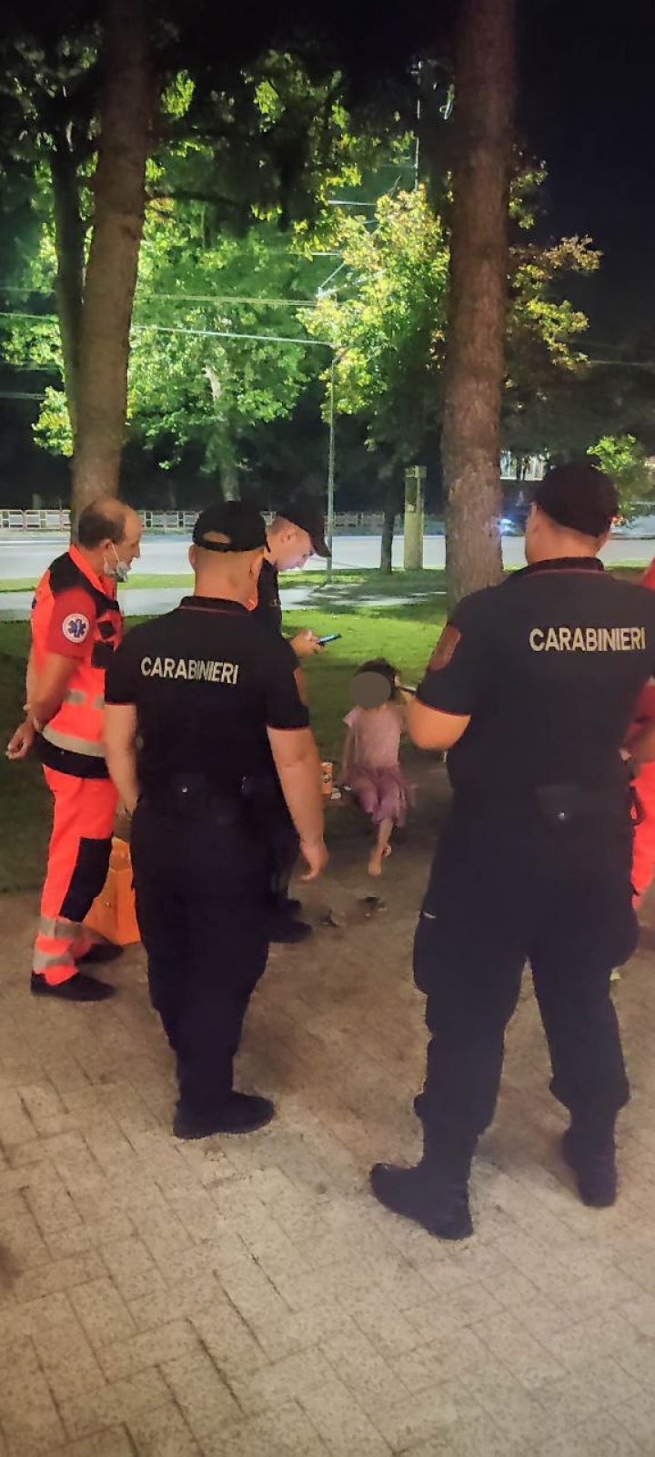 Патрульные спасли малышку, бродившую в одиночестве по ночному Кишиневу