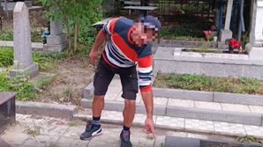 Позарился на бронзовый бюст: на кладбище Святого Лазаря мужчина повредил надгробие