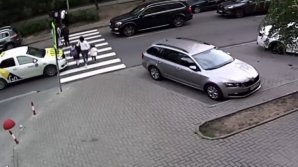 В Кишиневе на женщину с двумя детьми наехало такси (ВИДЕО)