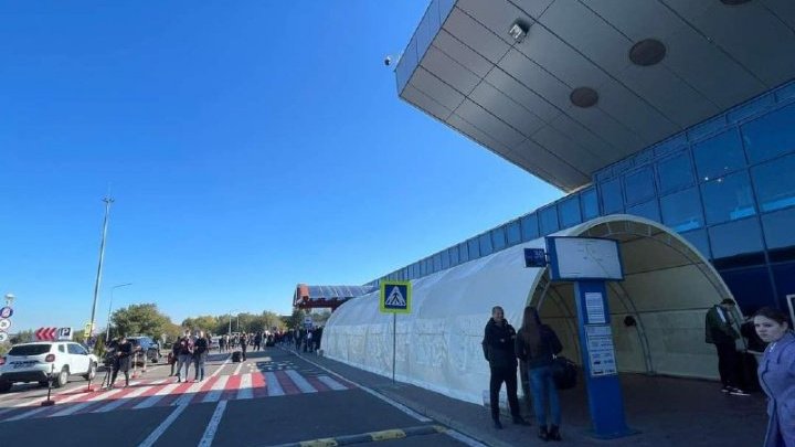 У Международного аэропорта Кишинева установлены палатки с обогревом для комфорта пассажиров (ФОТО)