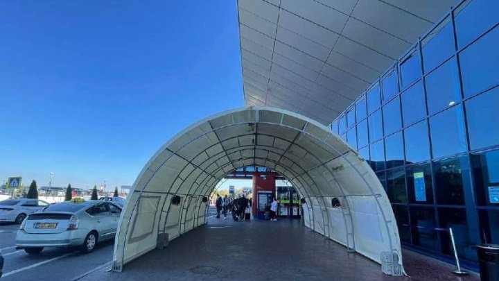 У Международного аэропорта Кишинева установлены палатки с обогревом для комфорта пассажиров (ФОТО)