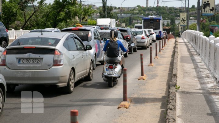 Опасность для пешеходов: на виадуке обрушилось 15-метровое ограждение