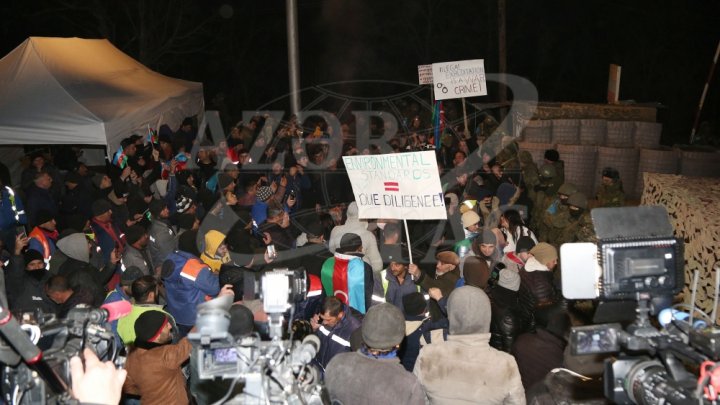 На дороге Лачин-Шуша продолжается акция протеста азербайджанских экологов и активистов (ФОТО)