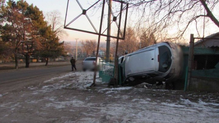 ДТП в городе Рышкань: легковушка, которой управлял нетрезвый водитель, врезалась в ворота (ФОТО)