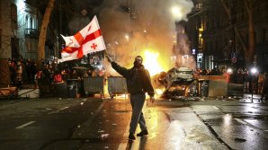 В Грузии правящая партия отозвала спорный законопроект об "иностранных агентах"