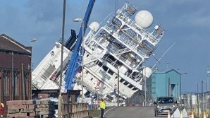 Крупное исследовательское судно завалилось на бок на верфи в Эдинбурге