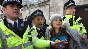 Грету Тунберг задержали на протестной акции в Лондоне