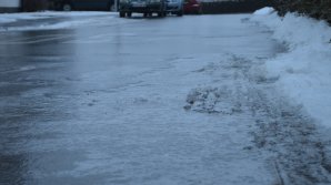 Опасность гололедицы: Срочное предупреждение для водителей и пешеходов!