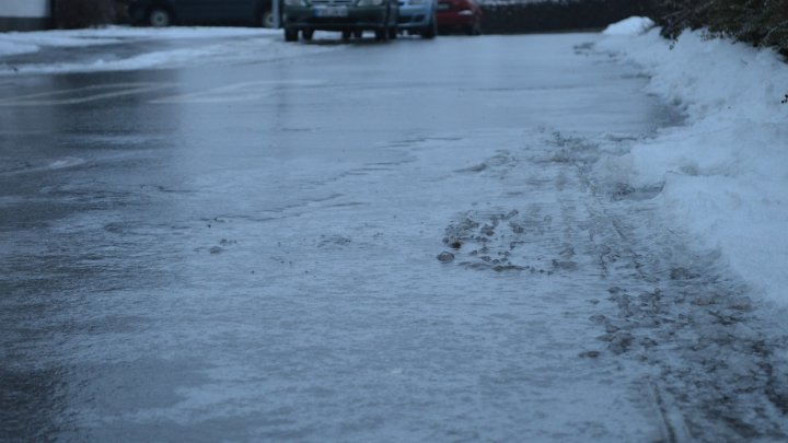 Опасность гололедицы: Срочное предупреждение для водителей и пешеходов!