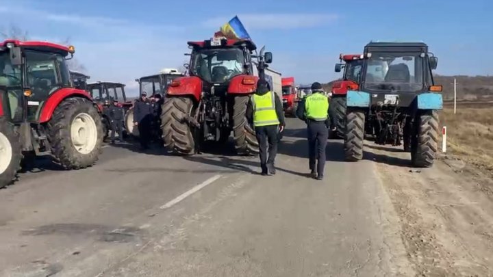 Фермеры перекрыли трассу  к КПП "Леушены-Албица"